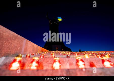 Kiev, Kiev, Ucraina. 19 novembre 2024. ACCENDETE L'evento DEL FUOCO, dedicato ai 1.000 giorni della lotta del popolo ucraino per la libertà e l'indipendenza. 1000 candele sono simbolicamente illuminate di fronte al Motherland Monument per commemorare il mille giorno della lotta. (Credit Image: © Andreas Stroh/ZUMA Press Wire) SOLO PER USO EDITORIALE! Non per USO commerciale! Foto Stock