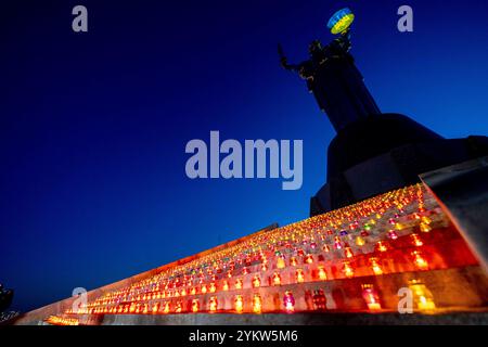 Kiev, Kiev, Ucraina. 19 novembre 2024. ACCENDETE L'evento DEL FUOCO, dedicato ai 1.000 giorni della lotta del popolo ucraino per la libertà e l'indipendenza. 1000 candele sono simbolicamente illuminate di fronte al Motherland Monument per commemorare il mille giorno della lotta. (Credit Image: © Andreas Stroh/ZUMA Press Wire) SOLO PER USO EDITORIALE! Non per USO commerciale! Foto Stock