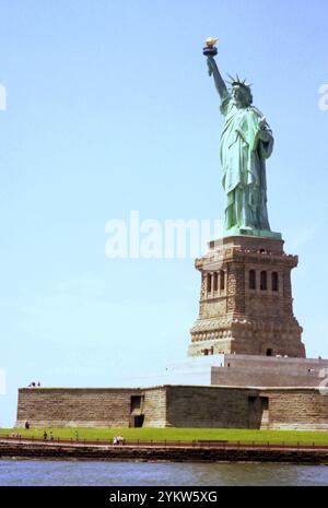 New York, USA, circa 1992. Vista della Statua della libertà. Foto Stock