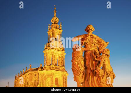 Gruppo mattutino di figure, scalinata da Schlossplatz fino alla terrazza di Bruehl, con la Hofkirche alle spalle, Dresda, Stato libero di Sassonia, Germania Foto Stock