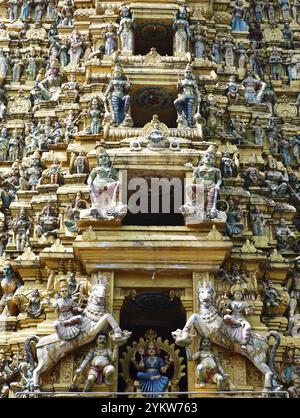 Primo piano del tempio indù Sri Muthumariamman, Matale, provincia centrale, Sri Lanka, Asia Foto Stock