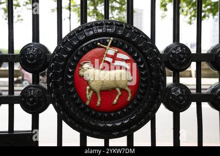 Stemma o stemma, agnello sacro e bandiera su Tor Tor Tor Tor in ferro battuto nero, ingresso agli Inns of Court, Londra, Inghilterra, Gran Bretagna Foto Stock