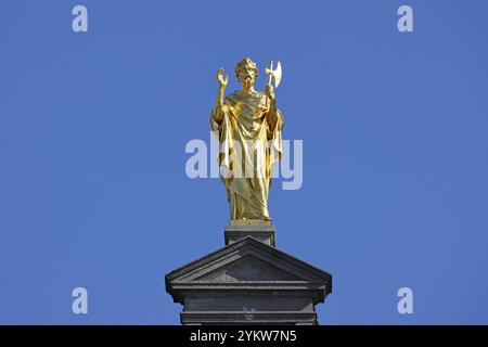 Storica casa delle corporazioni con figura dorata sul timpano, Grote Markt, centro storico, Anversa, Fiandre, Belgio, Europa Foto Stock