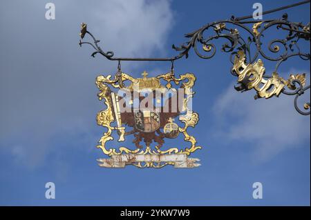 Scudo nasale con doppia aquila di un ristorante storico, Rottweil, Baden-Wuerttemnerg, Germania, Europa Foto Stock