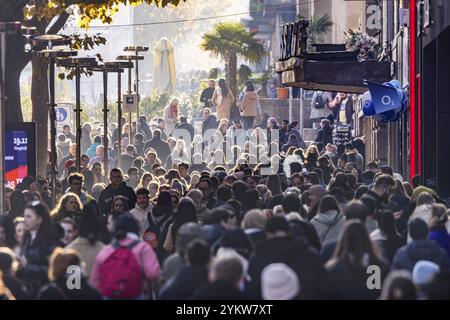 Folle di persone fuori e intorno nella via dello shopping di Koenigstrasse. I negozi nella zona pedonale sono pronti per la stagione dello shopping natalizio. Stu Foto Stock