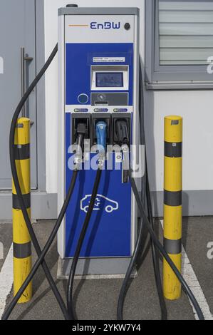 Stazione di ricarica per auto elettriche, presso una stazione di servizio, Baviera, Germania, Europa Foto Stock