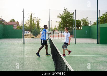 due giocatori di pagaia si salutano alla fine della partita Foto Stock