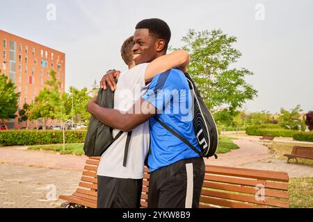 due giocatori di pagaia si salutano alla fine della partita Foto Stock