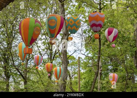 Un'immagine di palloncini colorati che decorano l'Isola Margherita Foto Stock