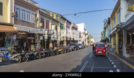 Un'immagine della colorata architettura sino portoghese nella città vecchia di Phuket Foto Stock