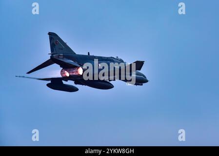 Il turco F4E Phantom 50° anno nell'inventario dell'aeronautica turca, i caccia F-4E 2020 eseguirono un volo di addestramento a bassa altitudine e una valle profonda Foto Stock