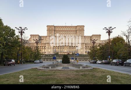 Una foto del Palazzo del Parlamento all'alba in autunno, vista dall'Union Boulevard Foto Stock