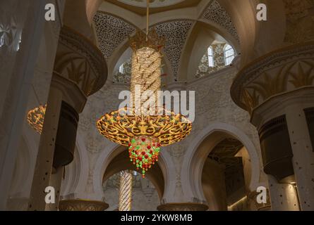 Una foto della sala principale di preghiera della grande Moschea dello sceicco Zayed Foto Stock