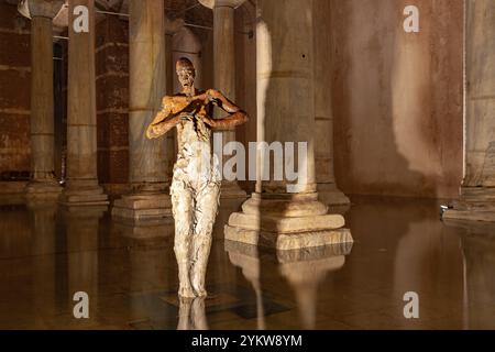 Un'immagine di una scultura all'interno della Cisterna Basilica di Istanbul Foto Stock