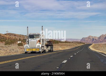 Una foto di un camion merci che guida sulla U.S. Route 89 in Arizona Foto Stock