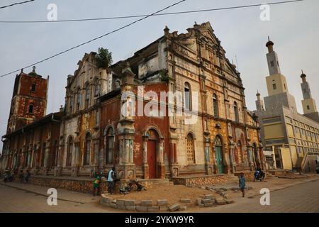 Porto Novo, Benin. 13 gennaio 2022. La grande moschea di Porto-Novo è raffigurata. Fu costruita tra il 1925 e il 1935. Oggi, quasi il 25% della popolazione del Benin si identifica come musulmano. (Foto di Apolline Guillerot-Malick/SOPA Images/Sipa USA) credito: SIPA USA/Alamy Live News Foto Stock