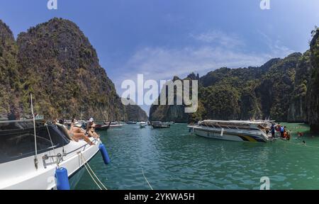 Un'immagine di tour in barca sulla baia di Pi Leh, all'isola di Ko Phi Phi Lee Foto Stock
