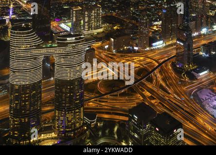 Una foto dell'Address Sky View Hotel e dell'affollata al Safa Street e dell'incrocio di Sheikh Zayed Road di notte Foto Stock