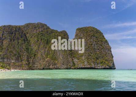 Una foto dell'iconica Maya Bay, sull'isola Ko Phi Phi Lee Foto Stock
