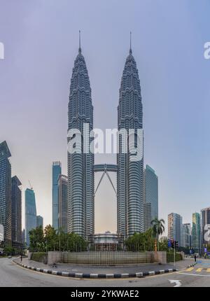 Una foto delle Torri Petronas all'alba, vista dall'incrocio di Jalan Ampang Foto Stock