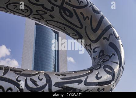 Una foto ravvicinata del Museo del futuro e della Jumeirah Emirates Tower Foto Stock