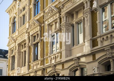 Facciata dettagliata di un edificio storico a piu' piani con architettura ornata, blocco di appartamenti dall'era Guglielmina su Arrenberg in Wuppertal Foto Stock