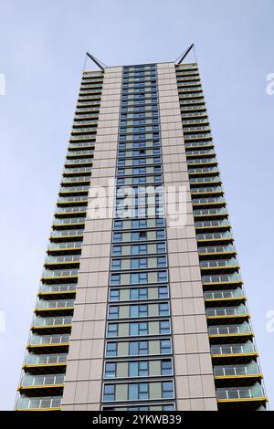 Highpoint Building 80 Newington Butts, alti appartamenti residenziali a torre vicino a Elephant & Castle nel sud di Londra Inghilterra Regno Unito KATHY DEWITT Foto Stock