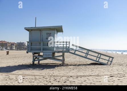 Una foto di una torre di bagnino azzurra sulla Santa Monica State Beach Foto Stock