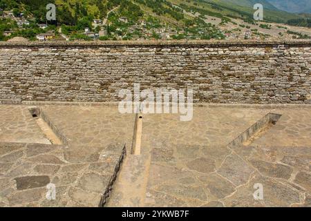 Sistema di drenaggio dell'acqua piovana sul tetto del castello di Gjirokaster, Albania meridionale. Questo sistema di drenaggio del canale parasassi o del canale parasassi include il drenaggio del canale di scarico Foto Stock