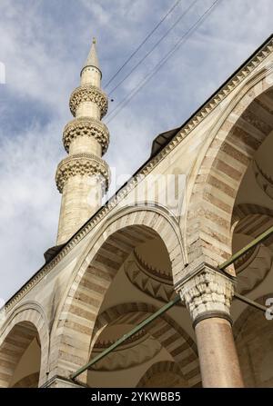 Una foto di uno dei minareti della Moschea Suleymaniye, a Istanbul Foto Stock