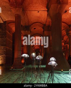 Un'immagine di sculture di meduse all'interno della Cisterna Basilica di Istanbul Foto Stock