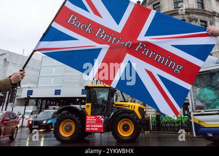 Gli agricoltori che protestano a Londra contro l'intenzione di bilancio dei laburisti di limitare il sostegno alla proprietà agricola (APR), che temono possa rischiare il futuro dell'agricoltura Foto Stock