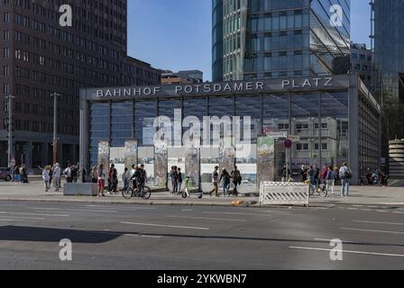 Una foto delle sezioni del muro di Berlino al Potsdamer Platz Foto Stock