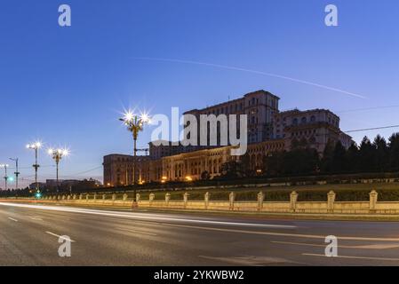 Una foto del Palazzo del Parlamento di notte Foto Stock