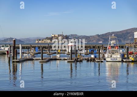 Una foto del porto turistico del molo 39 e dell'isola di Alcatraz in lontananza Foto Stock