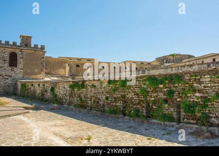 Tetto del castello di Gjirokaster, sito patrimonio dell'umanità dell'UNESCO, in Albania, vista sulla valle del Drino. Questa parte è ottomana. Il sistema di drenaggio dell'acqua piovana è in funzione Foto Stock