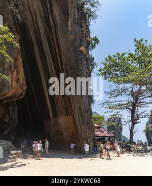 Un'immagine della roccia spostata sull'isola di James Bond, che ha creato una grotta tagliente in cui i turisti possono entrare Foto Stock