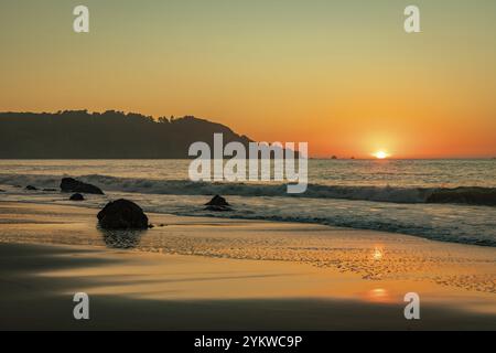 Una foto del sole che tramonta sullo stretto del Golden Gate e Baker Beach Foto Stock