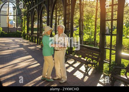 Una coppia anziana che danzava. Persone che si guardano a vicenda. Amiamo ancora il valzer. Tornate ai bei vecchi tempi Foto Stock