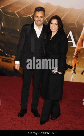 HOLLYWOOD, CALIFORNIA - 18 NOVEMBRE: (L-R) Eugenio Derbez e Alessandra Rosaldo partecipano alla premiere "Gladiator II" di Los Angeles al TCL Chinese Theatre il 18 novembre 2024, a Hollywood, California. Foto Stock