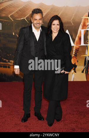 HOLLYWOOD, CALIFORNIA - 18 NOVEMBRE: (L-R) Eugenio Derbez e Alessandra Rosaldo partecipano alla premiere "Gladiator II" di Los Angeles al TCL Chinese Theatre il 18 novembre 2024, a Hollywood, California. Foto Stock
