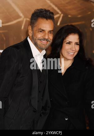 HOLLYWOOD, CALIFORNIA - 18 NOVEMBRE: (L-R) Eugenio Derbez e Alessandra Rosaldo partecipano alla premiere "Gladiator II" di Los Angeles al TCL Chinese Theatre il 18 novembre 2024, a Hollywood, California. Foto Stock