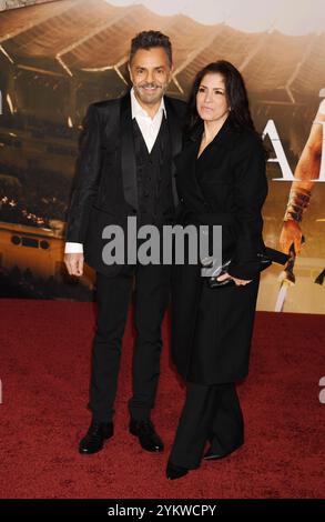 HOLLYWOOD, CALIFORNIA - 18 NOVEMBRE: (L-R) Eugenio Derbez e Alessandra Rosaldo partecipano alla premiere "Gladiator II" di Los Angeles al TCL Chinese Theatre il 18 novembre 2024, a Hollywood, California. Foto Stock