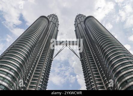 Una foto delle Torri Petronas come si vede dal basso Foto Stock