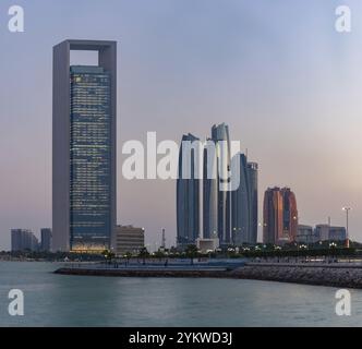 Una foto delle Etihad Towers e della sede centrale della Abu Dhabi National Oil Company al tramonto Foto Stock