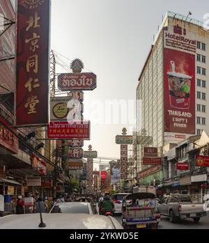 Una foto della trafficata Yaowarat Road, nella Chinatown di Bangkok Foto Stock