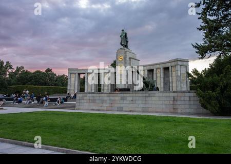 BERLINO, GERMANIA - 6 AGOSTO 2016: Memoriale sovietico della seconda guerra mondiale a Berlino, Germania al tramonto Foto Stock