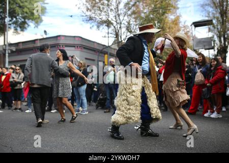 Due coppie ballano una danza popolare argentina al mercato Mataderos di Buenos Aires, al suono della musica tradizionale. Ogni settimana, il quartiere Matadores di Buenos Aires, Argentina, ospita un mercato che celebra la cultura e le tradizioni gaucho. Il quartiere Matadores di Buenos Aires era un tempo un quartiere che si trovava tra la città e la campagna. I gauchos, che erano pastori dei pampas, avrebbero portato il loro bestiame nei macelli di Mataderos e poi venduto la carne in città. Foto Stock