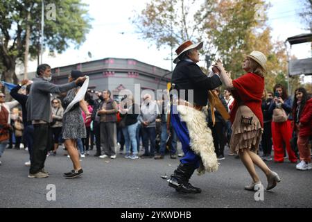 Due coppie ballano una danza popolare argentina al mercato Mataderos di Buenos Aires, al suono della musica tradizionale. Ogni settimana, il quartiere Matadores di Buenos Aires, Argentina, ospita un mercato che celebra la cultura e le tradizioni gaucho. Il quartiere Matadores di Buenos Aires era un tempo un quartiere che si trovava tra la città e la campagna. I gauchos, che erano pastori dei pampas, avrebbero portato il loro bestiame nei macelli di Mataderos e poi venduto la carne in città. Foto Stock