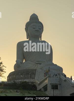 Una foto della grande statua del grande Buddha di Phuket, al tramonto Foto Stock